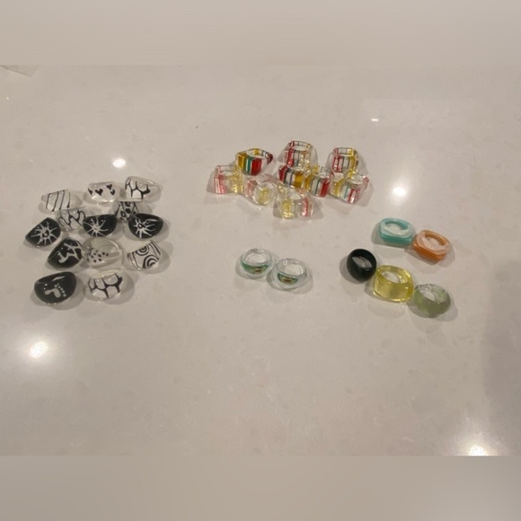 Lot of 29 resin rings different sizes novelty costume jewelry - Picture 1 of 5